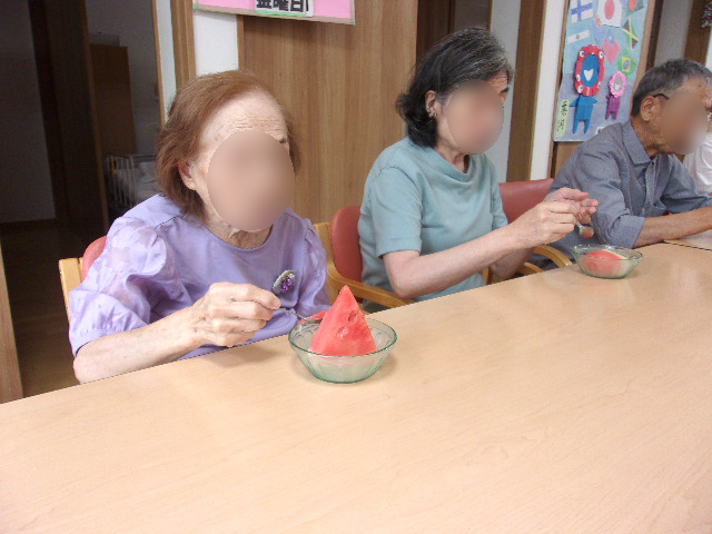 スイカを召し上がられるご利用者様