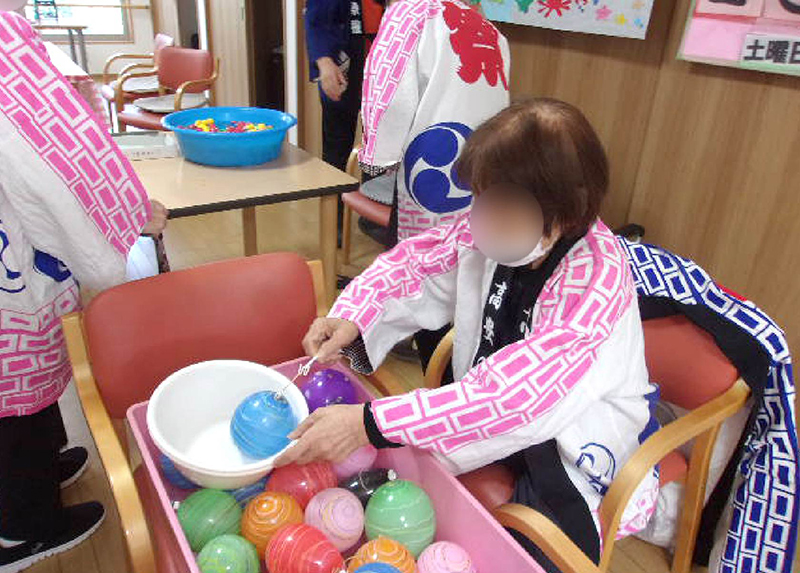 ヨーヨー釣りをするご利用者さま