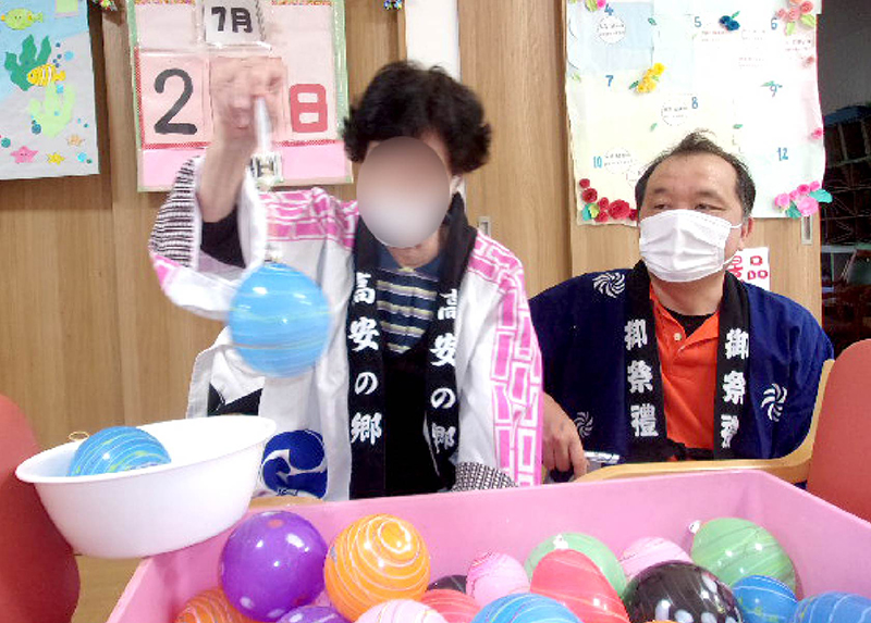 ヨーヨー釣りをするご利用者さま