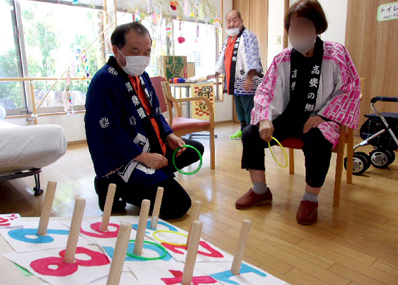 輪投げをするご利用者さま