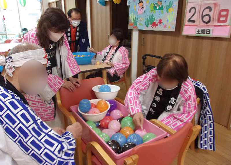 ヨーヨー釣りをするご利用者さま