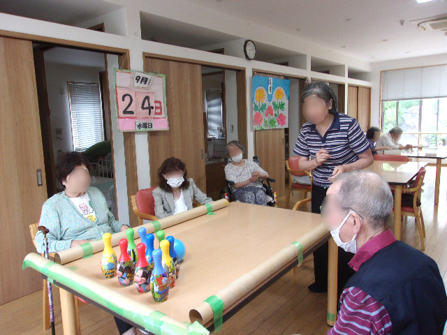ボウリングをするご利用者さま