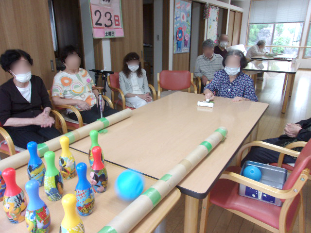 ボウリングをするご利用者さま