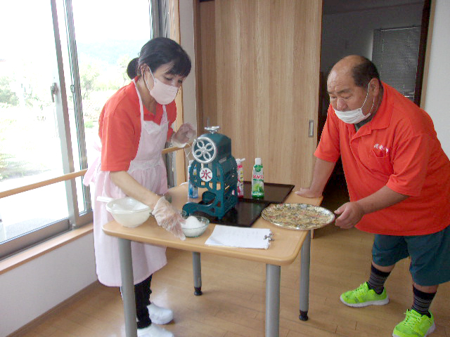 かき氷を作るスタッフ