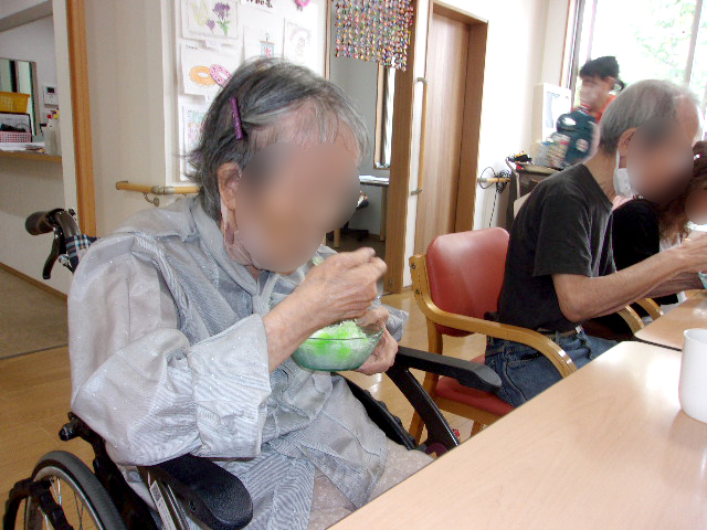 かき氷を召し上がられるご利用者様