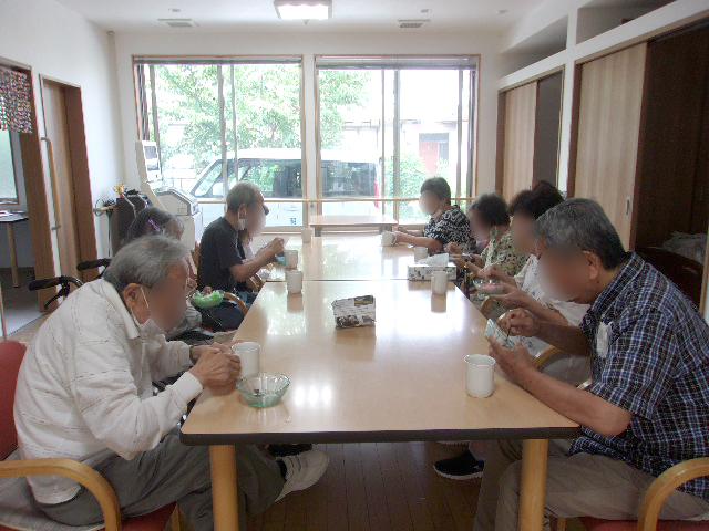 かき氷を召し上がられるご利用者の皆さま