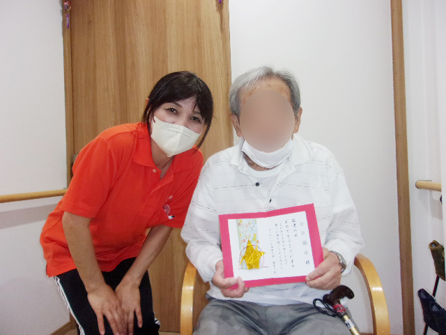 賞状を持つご利用者さま