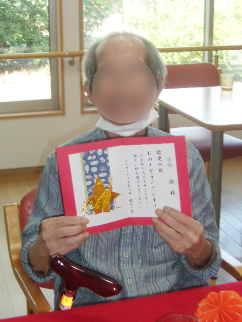 賞状を持つご利用者さま