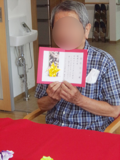 賞状を持つご利用者さま