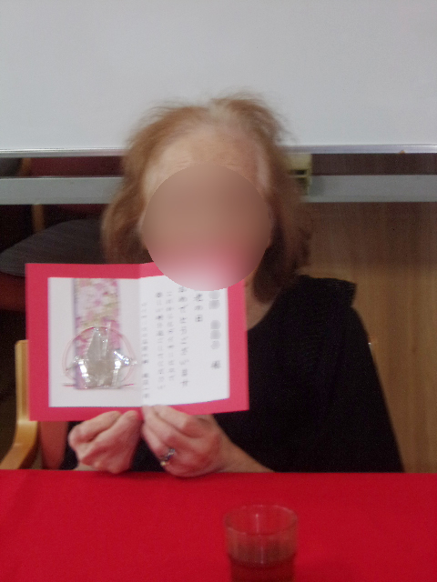 賞状を持つご利用者さま