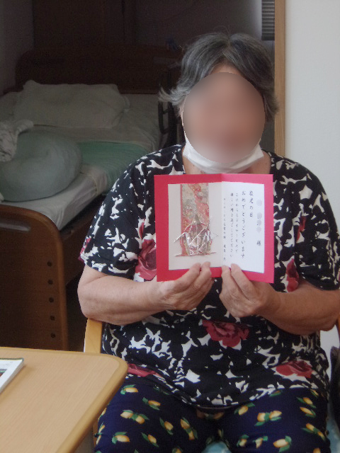 賞状を持つご利用者さま