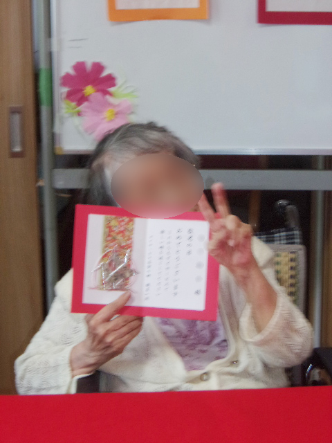 賞状を持つご利用者さま