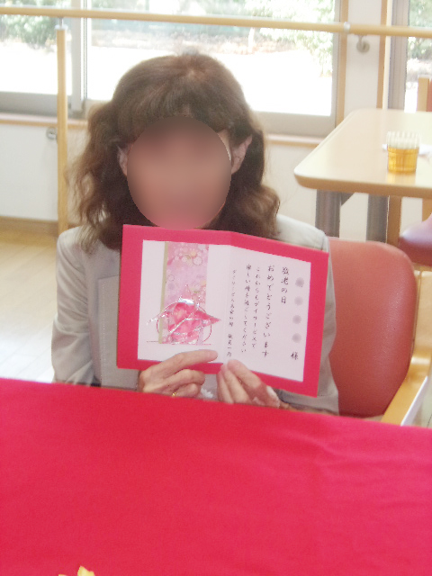 賞状を持つご利用者さま
