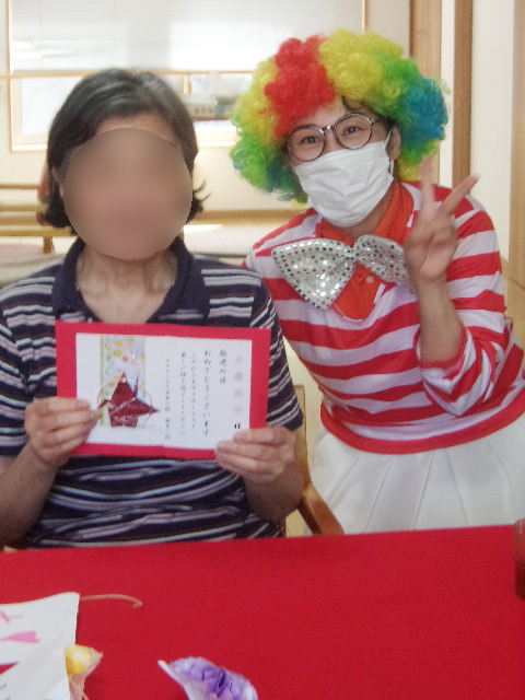 賞状を持つご利用者さま
