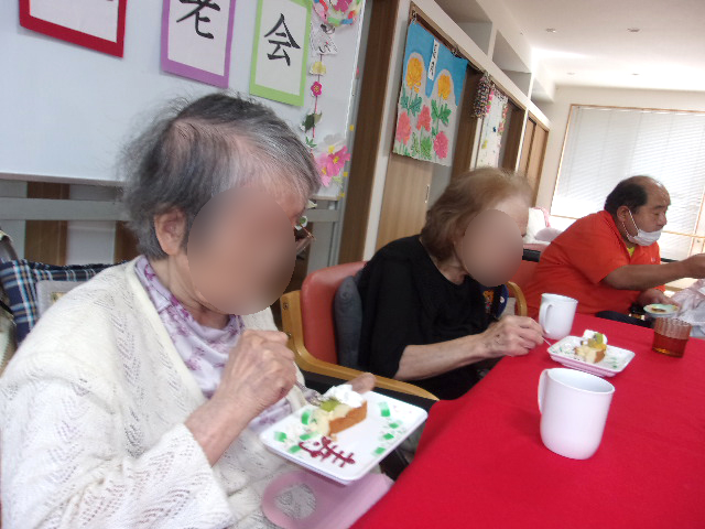 敬老の日のおやつを召し上がられるご利用者さま