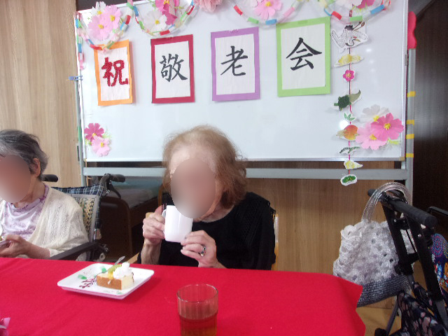 敬老の日のおやつを召し上がられるご利用者さま