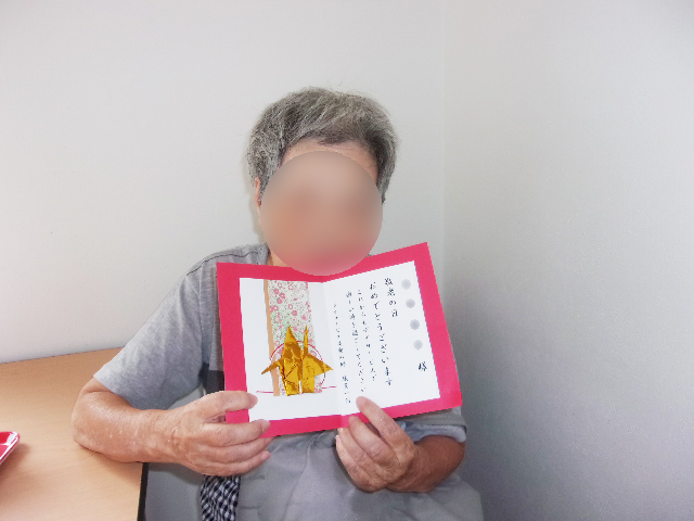 賞状を持つご利用者さま