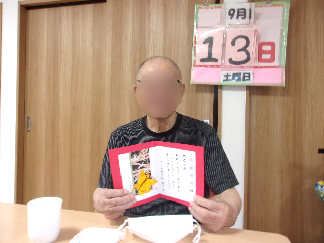 賞状を持つご利用者さま