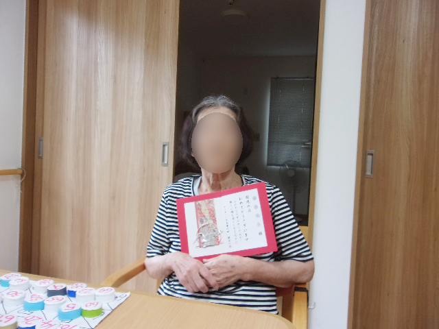 賞状を持つご利用者さま