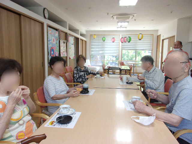 かき氷を召し上がられるご利用者様