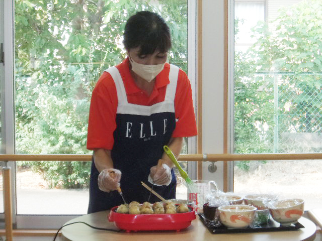 たこ焼きを焼くスタッフ