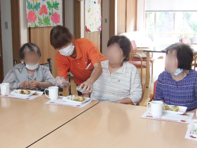 たこ焼きを召し上がられるご利用さま