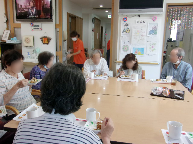 たこ焼きを召し上がられるご利用さま